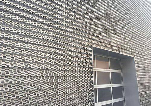 光影交織的守護者 酒店外墻沖孔鋁板與生活中的正能量共振